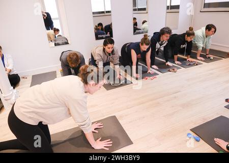 Boulogne Billancourt, Frankreich. Februar 2024. Der Yoga-Kurs während des Spiels mit Welpen Spaß und entspannende Puppy Yoga Paris-Kurse sind ein einzigartiges Erlebnis und bieten die Möglichkeit, Welpen, die nach einer Familie suchen, zu treffen, während sie Ihr Zen finden. Welpen Yoga gilt als förderlich für die geistige und körperliche Gesundheit. Es ist ein einzigartiges und angenehmes Erlebnis für Hündchenliebhaber und Yoga-Enthusiasten am 07. Februar 2024 in Boulogne Billancourt, Frankreich. @Puppy Yoga paris. Foto: Marie Hubert Psaila/ABACAPRESS.COM Credit: Abaca Press/Alamy Live News Stockfoto