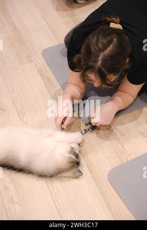 Boulogne Billancourt, Frankreich. Februar 2024. Der Yoga-Kurs während des Spiels mit Welpen Spaß und entspannende Puppy Yoga Paris-Kurse sind ein einzigartiges Erlebnis und bieten die Möglichkeit, Welpen, die nach einer Familie suchen, zu treffen, während sie Ihr Zen finden. Welpen Yoga gilt als förderlich für die geistige und körperliche Gesundheit. Es ist ein einzigartiges und angenehmes Erlebnis für Hündchenliebhaber und Yoga-Enthusiasten am 07. Februar 2024 in Boulogne Billancourt, Frankreich. @Puppy Yoga paris. Foto: Marie Hubert Psaila/ABACAPRESS.COM Credit: Abaca Press/Alamy Live News Stockfoto