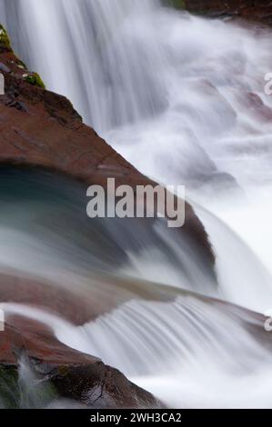 Kleine Wasserfälle auf Steamboat Creek, Umpqua National Forest, Oregon Stockfoto