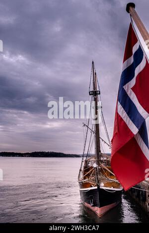 Ein Schoner-Segelboot und die norwegische Flagge im Hafen von Oslo. Stockfoto