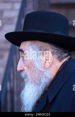 Ein Profiiefoto eines orthodoxen jüdischen Mannes mit langem Peyus. Auf einer Straße in Brooklyn, New York. Stockfoto