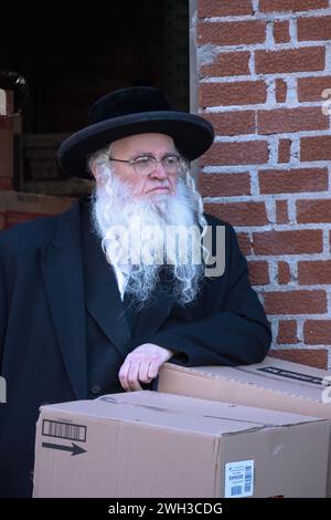 Offenes Foto eines ultra-orthodoxen jüdischen Mannes mit weißem Bart und langem weißem Curled Peyus. Im Freien in Brooklyn, New York. Stockfoto