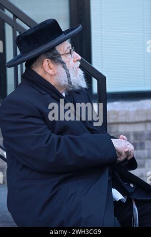 Profilfoto eines orthodoxen jüdischen Mannes mit Bart und langem lockigem Peyus. In Brooklyn, New York. Stockfoto
