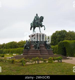 Deutschland, Mecklenburg-Vorpommern, Schwerin - 26. Juli 2023: Reiterstatue für den beliebten Großherzog Friedrich Franz II Stockfoto