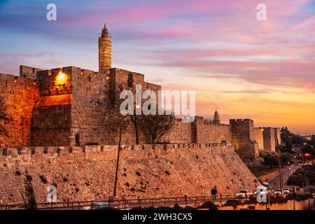 Blick auf die alte Stadtmauer von Jerusalem auf dem Davidsturm und den Verkehr rund um das Stadtzentrum. Jerusalem, Israel - 24. Januar 2011 Stockfoto