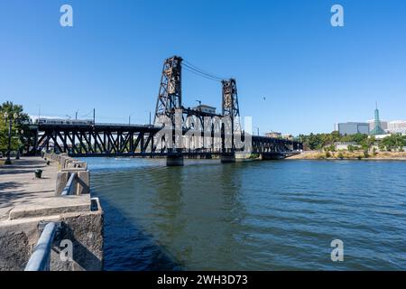 Ein Weitwinkelfoto der Portland Steel Bridge, die über den Willamette River mit einer Stadtbahn über die Brücke führt. Stockfoto