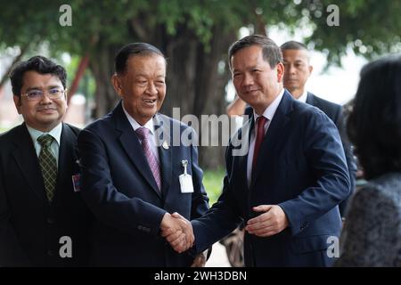 Bangkok, Thailand. Februar 2024. Kambodschanischer Premierminister Hun Manet (R) schüttelt während des offiziellen Besuchs im parlamentsgebäude den thailändischen Sprecher des Repräsentantenhauses Wan Muhamad Noor Matha (L) die Hand. Samdech Moha Borvor Thipadei Hun Manet, Premierminister von Kambodscha, und sein Ehegatte, die während seines offiziellen Besuchs zu einem bilateralen Treffen zwischen Premierminister Srettha Thavisin und zur Unterzeichnung von Abkommen zur Stärkung der bilateralen Zusammenarbeit in verschiedenen Bereichen gesehen wurden. Quelle: SOPA Images Limited/Alamy Live News Stockfoto