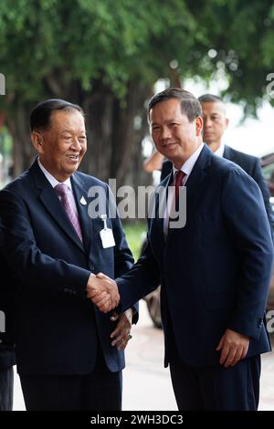 Bangkok, Thailand. Februar 2024. Kambodschanischer Premierminister Hun Manet (R) schüttelt während des offiziellen Besuchs im parlamentsgebäude den thailändischen Sprecher des Repräsentantenhauses Wan Muhamad Noor Matha (L) die Hand. Samdech Moha Borvor Thipadei Hun Manet, Premierminister von Kambodscha, und sein Ehegatte, die während seines offiziellen Besuchs zu einem bilateralen Treffen zwischen Premierminister Srettha Thavisin und zur Unterzeichnung von Abkommen zur Stärkung der bilateralen Zusammenarbeit in verschiedenen Bereichen gesehen wurden. Quelle: SOPA Images Limited/Alamy Live News Stockfoto
