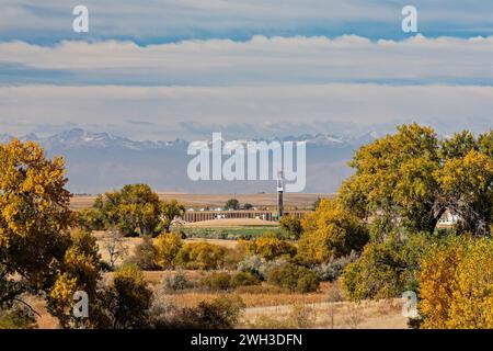 Keenesburg, Colorado - eine Ölbohranlage in den östlichen Ebenen des ländlichen Colorado. Die Rocky Mountains sind in der Ferne. Stockfoto