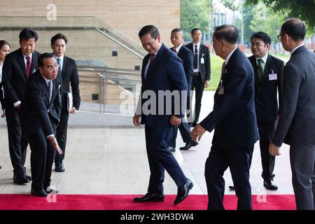 Bangkok, Thailand. Februar 2024. Der kambodschanische Premierminister Hun Manet (L) kommt während seines Besuchs im thailändischen parlamentsgebäude an. Samdech Moha Borvor Thipadei Hun Manet, Premierminister von Kambodscha, und sein Ehegatte, die während seines offiziellen Besuchs zu einem bilateralen Treffen zwischen Premierminister Srettha Thavisin und zur Unterzeichnung von Abkommen zur Stärkung der bilateralen Zusammenarbeit in verschiedenen Bereichen gesehen wurden. (Foto: SEK Roc/SOPA Images/SIPA USA) Credit: SIPA USA/Alamy Live News Stockfoto