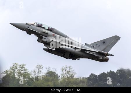 Die italienische Luftwaffe Eurofighter Typhoon F-2000A startete von der Luftwaffenbasis Mont-de-Marsan. Frankreich - 17. Mai 2019 Stockfoto