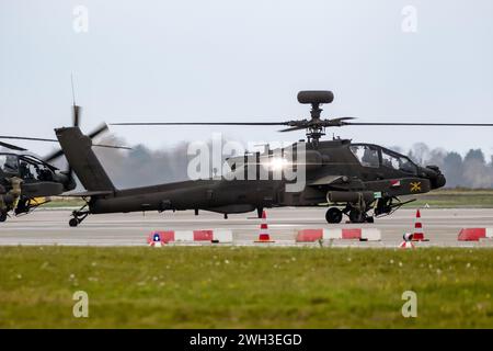 US Army Boeing AH-64E Apache Guardian Longbow Angriffshubschrauber des 3-17. CAV (Fort Stewart) Vorflugs während der Operation Atlantic Resolve Rotation. Dus Stockfoto