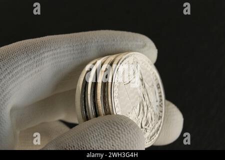 Silbermünzen in den Händen eines Numismatikers. Münzränder. Stockfoto