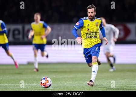 Leeuwarden, Niederlande. Februar 2024. LEEUWARDEN, NIEDERLANDE - 7. FEBRUAR: Bartosz Bialek von Vitesse spielt mit dem Ball während des TOTO KNVB Cup Viertelfinales zwischen SC Cambuur und Vitesse am 7. Februar 2024 im Cambuurstadion in Leeuwarden, Niederlande. (Foto: Pieter van der Woude/Orange Pictures) Credit: Orange Pics BV/Alamy Live News Stockfoto