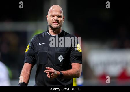 Leeuwarden, Niederlande. Februar 2024. LEEUWARDEN, NIEDERLANDE - 7. FEBRUAR: Schiedsrichter Rob Dieperink sieht beim TOTO KNVB Cup Quarter Final-Spiel zwischen SC Cambuur und Vitesse am 7. Februar 2024 im Cambuurstadion in Leeuwarden, Niederlande, an. (Foto: Pieter van der Woude/Orange Pictures) Credit: Orange Pics BV/Alamy Live News Stockfoto