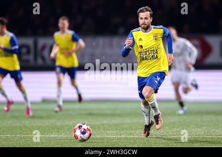 Leeuwarden, Niederlande. Februar 2024. LEEUWARDEN, NIEDERLANDE - 7. FEBRUAR: Bartosz Bialek von Vitesse spielt mit dem Ball während des TOTO KNVB Cup Viertelfinales zwischen SC Cambuur und Vitesse am 7. Februar 2024 im Cambuurstadion in Leeuwarden, Niederlande. (Foto: Pieter van der Woude/Orange Pictures) Credit: Orange Pics BV/Alamy Live News Stockfoto