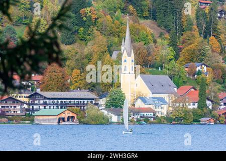 see und Kirche Schliersee, Herbstfarben, Segelboot Schliersee Oberbayern, Tegernsee Schliersee Bayern, Bayern Deutschland Stockfoto
