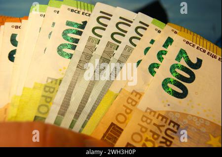 100-Euro-Banknoten und 200-Euro-Banknoten, Nahaufnahme. Stockfoto