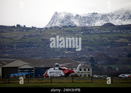 HM Coastguard Hubschrauber am Flughafen Caernarfon. Nordwales, Großbritannien Stockfoto