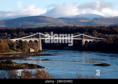 Die von Thomas Telford entworfene Hängebrücke der Menai-Straße. Die erste große Hängebrücke wurde 1826 fertiggestellt. Zwischen Wales Festland und Anglesey. Stockfoto