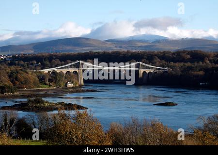 Die von Thomas Telford entworfene Hängebrücke der Menai-Straße. Die erste große Hängebrücke wurde 1826 fertiggestellt. Zwischen Wales Festland und Anglesey. Stockfoto