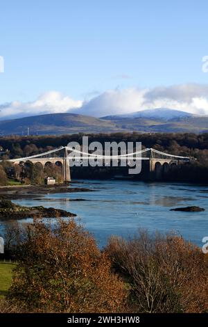 Die von Thomas Telford entworfene Hängebrücke der Menai-Straße. Die erste große Hängebrücke wurde 1826 fertiggestellt. Zwischen Wales Festland und Anglesey. Stockfoto