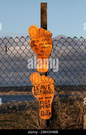 Lassen Sie nichts außer Ihren Fußabdruck am Strand. Schilder auf Walisisch und Englisch Stockfoto