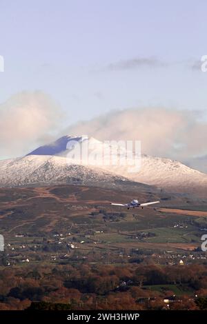 Ein leichtes Flugzeug startete vor kurzem vom Flughafen Caernarfon und fuhr in die Snowdonia-Gebirgskette Stockfoto