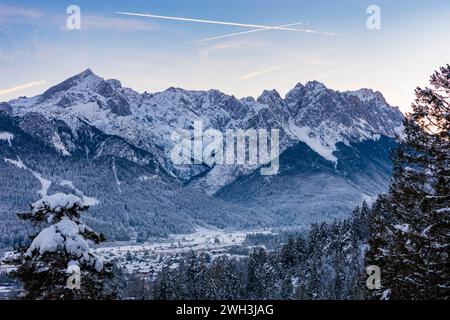 Wettersteingebirge, Gipfel Alpspitze links, Gipfel Zugspitze rechts Garmisch-Partenkirchen Oberbayern, Oberbayern, Zugsp Bayern, Bayern Keime Stockfoto