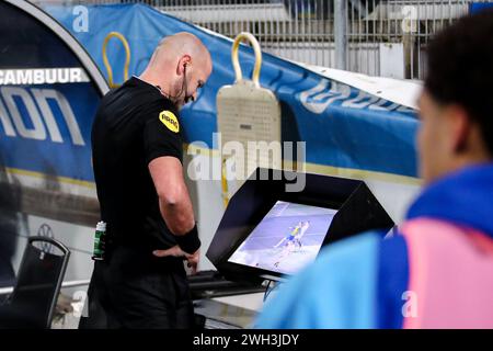 Leeuwarden, Niederlande. Februar 2024. LEEUWARDEN, NIEDERLANDE - 7. FEBRUAR: Schiedsrichter Rob Dieperink berät den VAR während des TOTO KNVB Cup Viertelfinalspiels zwischen SC Cambuur und Vitesse im Cambuurstadion am 7. Februar 2024 in Leeuwarden, Niederlande. (Foto: Pieter van der Woude/Orange Pictures) Credit: Orange Pics BV/Alamy Live News Stockfoto