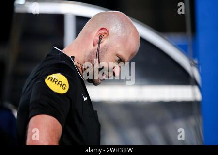 Leeuwarden, Niederlande. Februar 2024. LEEUWARDEN, NIEDERLANDE - 7. FEBRUAR: Schiedsrichter Rob Dieperink berät den VAR während des TOTO KNVB Cup Viertelfinalspiels zwischen SC Cambuur und Vitesse im Cambuurstadion am 7. Februar 2024 in Leeuwarden, Niederlande. (Foto: Pieter van der Woude/Orange Pictures) Credit: Orange Pics BV/Alamy Live News Stockfoto