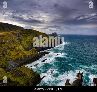 Von den Klippen von Kerry mit Blick auf die Skellig Islands über Puffin Island vom Ring of Kerry, County Kerry Irland. Stockfoto