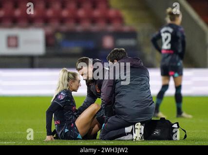 Alex Greenwood (links) von Manchester City wird während des Viertelfinalspiels des FA Women's Continental Tyres League Cup in der Brisbane Road, London, behandelt. Bilddatum: Mittwoch, 7. Februar 2024. Stockfoto