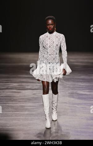 BERLIN, DEUTSCHLAND - 7. Februar: Ein Model läuft während der Marcel Ostertag Runway Show im Rahmen der W.E4 auf der Piste. Fashion Day in der Verti Music Hall am 7. Februar 2024 in Berlin. Stockfoto