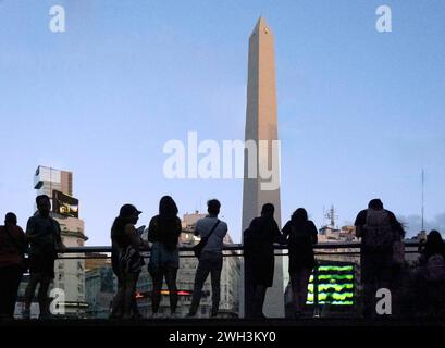 Menschen auf dem Aussichtspunkt, die den Obelisken auf der Avenida 9 de Julio, Buenos Aires, Argentinien mit Kopierraum betrachten Stockfoto