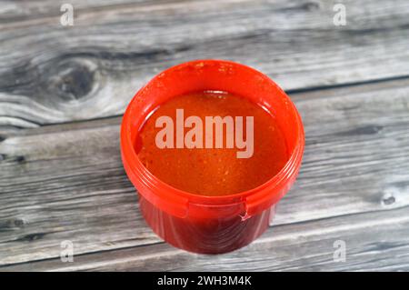 Tomatensauce von Koshary, aus gebratenen Zwiebeln, reserviertem Pflanzenöl, zerstoßenem Knoblauch, Tomatenpaste, Soße, Wasser, Weißessig, Salz und Pfeffer, tom Stockfoto