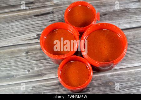 Tomatensauce von Koshary, aus gebratenen Zwiebeln, reserviertem Pflanzenöl, zerstoßenem Knoblauch, Tomatenpaste, Soße, Wasser, Weißessig, Salz und Pfeffer, tom Stockfoto