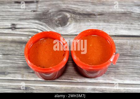 Tomatensauce von Koshary, aus gebratenen Zwiebeln, reserviertem Pflanzenöl, zerstoßenem Knoblauch, Tomatenpaste, Soße, Wasser, Weißessig, Salz und Pfeffer, tom Stockfoto