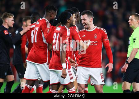 Nottingham, Großbritannien. Februar 2024. Harry Toffolo aus Nottingham Forest (15) feiert mit Divock Origi aus Nottingham Forest, nachdem Origi im Rahmen des Nottingham Forest FC gegen Bristol City FC Emirates FA Cup 4. Runde Replay im City Ground, Nottingham, England, das erste Tor des Spiels erzielt hat. Großbritannien am 7. Februar 2024 Credit: Every Second Media/Alamy Live News Stockfoto