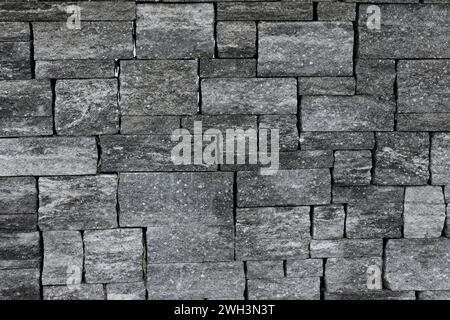 Steinmauer mit quadratischen Steinen Stockfoto