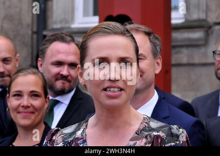 Kopenhagen /Dänemark./ 27June 2019/Frau Mette Frederiksen Neue premierministerin dänemarks Solo-sozialdemokratische Regierung nach 40 Jahren presidiert sie ihr Ministerteam zunächst auf S.M. die Königin Margrethe II. Von Dänemark ist möglicherweise ein weiteres königliches Familienmitglied im Aamelineborg-Palast und stellt später ihren New Got-Minister den Medien und der Nation vor Vor dem Amalienborg-Papace in Kopenhagen Dänemark hat sie 6 weibliche Ministerin in ihrem Team einige minitre sind neue Gesichter im minter-Team, die neue Ministerin für soziale Angelegenheiten, frau Mette Frederisken, und das Ministerteam vor dem Amalienborg-Palast in der dänischen Hauptstadt. Stockfoto