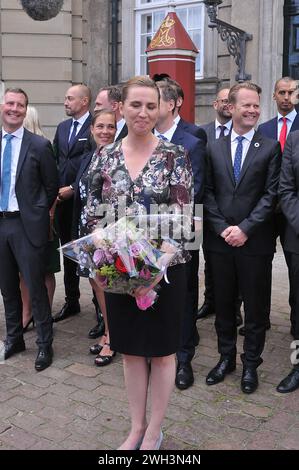 Kopenhagen /Dänemark./ 27June 2019/Frau Mette Frederiksen Neue premierministerin dänemarks Solo-sozialdemokratische Regierung nach 40 Jahren presidiert sie ihr Ministerteam zunächst auf S.M. die Königin Margrethe II. Von Dänemark ist möglicherweise ein weiteres königliches Familienmitglied im Aamelineborg-Palast und stellt später ihren New Got-Minister den Medien und der Nation vor Vor dem Amalienborg-Papace in Kopenhagen Dänemark hat sie 6 weibliche Ministerin in ihrem Team einige minitre sind neue Gesichter im minter-Team, die neue Ministerin für soziale Angelegenheiten, frau Mette Frederisken, und das Ministerteam vor dem Amalienborg-Palast in der dänischen Hauptstadt. Stockfoto