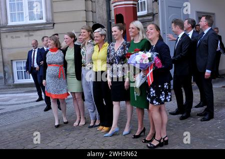 Kopenhagen /Dänemark./ 27June 2019/Frau Mette Frederiksen Neue premierministerin dänemarks Solo-sozialdemokratische Regierung nach 40 Jahren presidiert sie ihr Ministerteam zunächst auf S.M. die Königin Margrethe II. Von Dänemark ist möglicherweise ein weiteres königliches Familienmitglied im Aamelineborg-Palast und stellt später ihren New Got-Minister den Medien und der Nation vor Vor dem Amalienborg-Papace in Kopenhagen Dänemark hat sie 6 weibliche Ministerin in ihrem Team einige minitre sind neue Gesichter im minter-Team, die neue Ministerin für soziale Angelegenheiten, frau Mette Frederisken, und das Ministerteam vor dem Amalienborg-Palast in der dänischen Hauptstadt. Stockfoto