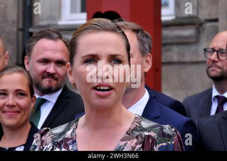 Kopenhagen /Dänemark./ 27June 2019/Frau Mette Frederiksen Neue premierministerin dänemarks Solo-sozialdemokratische Regierung nach 40 Jahren presidiert sie ihr Ministerteam zunächst auf S.M. die Königin Margrethe II. Von Dänemark ist möglicherweise ein weiteres königliches Familienmitglied im Aamelineborg-Palast und stellt später ihren New Got-Minister den Medien und der Nation vor Vor dem Amalienborg-Papace in Kopenhagen Dänemark hat sie 6 weibliche Ministerin in ihrem Team einige minitre sind neue Gesichter im minter-Team, die neue Ministerin für soziale Angelegenheiten, frau Mette Frederisken, und das Ministerteam vor dem Amalienborg-Palast in der dänischen Hauptstadt. Stockfoto