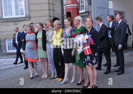 Kopenhagen /Dänemark./ 27June 2019/Frau Mette Frederiksen Neue premierministerin dänemarks Solo-sozialdemokratische Regierung nach 40 Jahren presidiert sie ihr Ministerteam zunächst auf S.M. die Königin Margrethe II. Von Dänemark ist möglicherweise ein weiteres königliches Familienmitglied im Aamelineborg-Palast und stellt später ihren New Got-Minister den Medien und der Nation vor Vor dem Amalienborg-Papace in Kopenhagen Dänemark hat sie 6 weibliche Ministerin in ihrem Team einige minitre sind neue Gesichter im minter-Team, die neue Ministerin für soziale Angelegenheiten, frau Mette Frederisken, und das Ministerteam vor dem Amalienborg-Palast in der dänischen Hauptstadt. Stockfoto