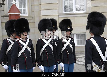 KOPENHAGEN/DÄNEMARK... die königliche Wachwache von Königin Margrethe II. Wechselt heute am donnerstag um 12 Uhr im Schloss Amalienborg 24. April 2014 (Foto: Francis Dean/Deanpictures) Stockfoto