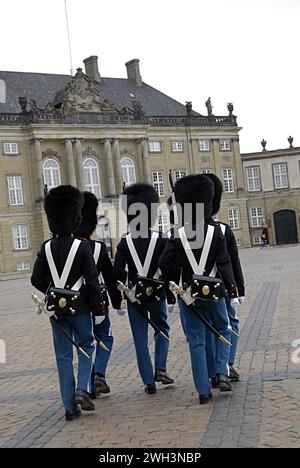 KOPENHAGEN/DÄNEMARK... die königliche Wachwache von Königin Margrethe II. Wechselt heute am donnerstag um 12 Uhr im Schloss Amalienborg 24. April 2014 (Foto: Francis Dean/Deanpictures) Stockfoto