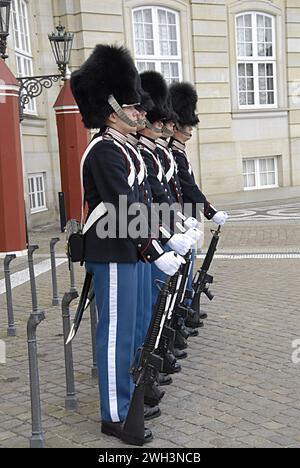 KOPENHAGEN/DÄNEMARK... die königliche Wachwache von Königin Margrethe II. Wechselt heute am donnerstag um 12 Uhr im Schloss Amalienborg 24. April 2014 (Foto: Francis Dean/Deanpictures) Stockfoto