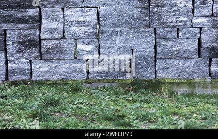 Steinmauer mit quadratischen Steinen Stockfoto