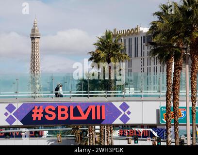 Las Vegas, Usa. Februar 2024. Das Super Bowl Logo wird am Mittwoch, den 7. Februar 2024, auf dem Las Vegas Blvd in den Tagen vor dem Super Bowl LVIII in Las Vegas, Nevada, angezeigt. Die San Francisco 49ers spielen am Sonntag, den 11. Februar 2024, im Super Bowl LVIII im Allegiant Stadium in Las Vegas, Nevada, gegen die Kansas City Chiefs. Foto: John Angelillo/UPI Credit: UPI/Alamy Live News Stockfoto